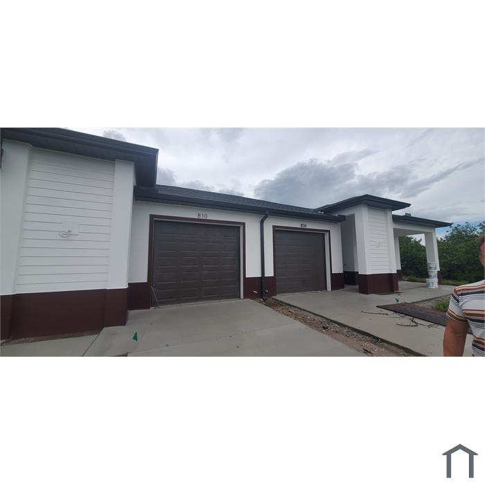 884 Apartment St E